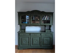 Grüner Vitrinenschrank mit Glastüren