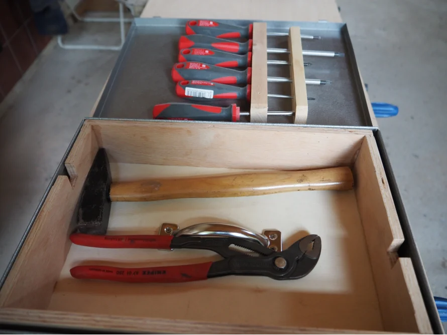 Werkzeugkasten mit Hammer und Schraubendrehern