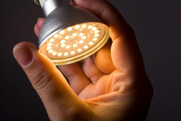 Hand hält leuchtende LED-Lampe