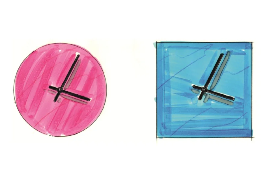 Zwei selbstgebaute Wanduhren, eine ist blau und eckig, die andere pink und rund