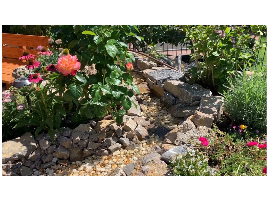 Ein kleiner Bachlauf im Garten