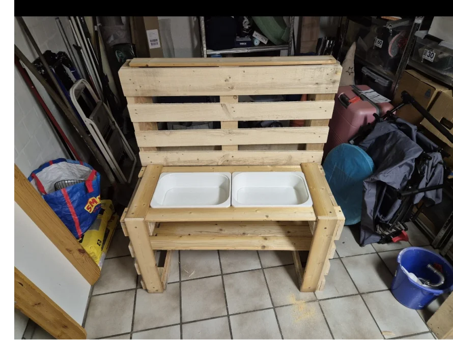 Spielküche aus Holz mit zwei Becken.