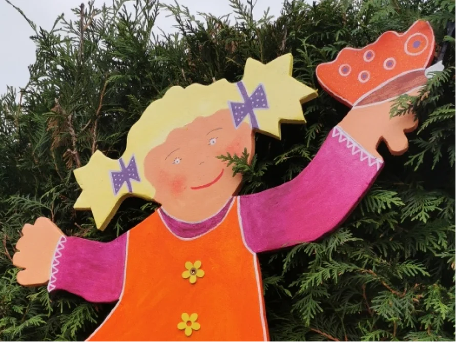 Holzfigur Kind mit Schmetterling