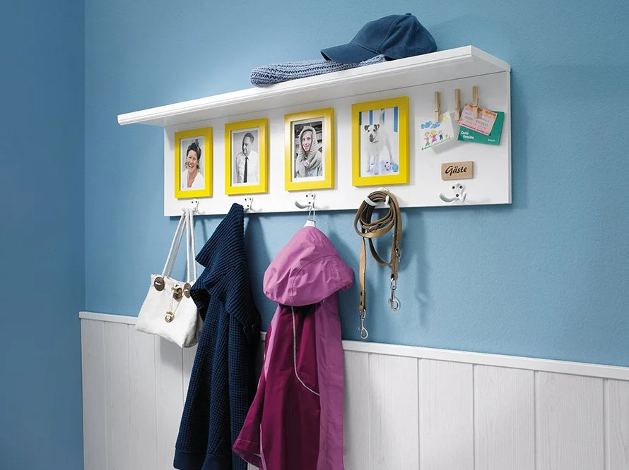 Garderobe mit Fotos und Haken