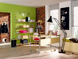 Büro mit Schreibtisch und Regalen aus Metallrohren