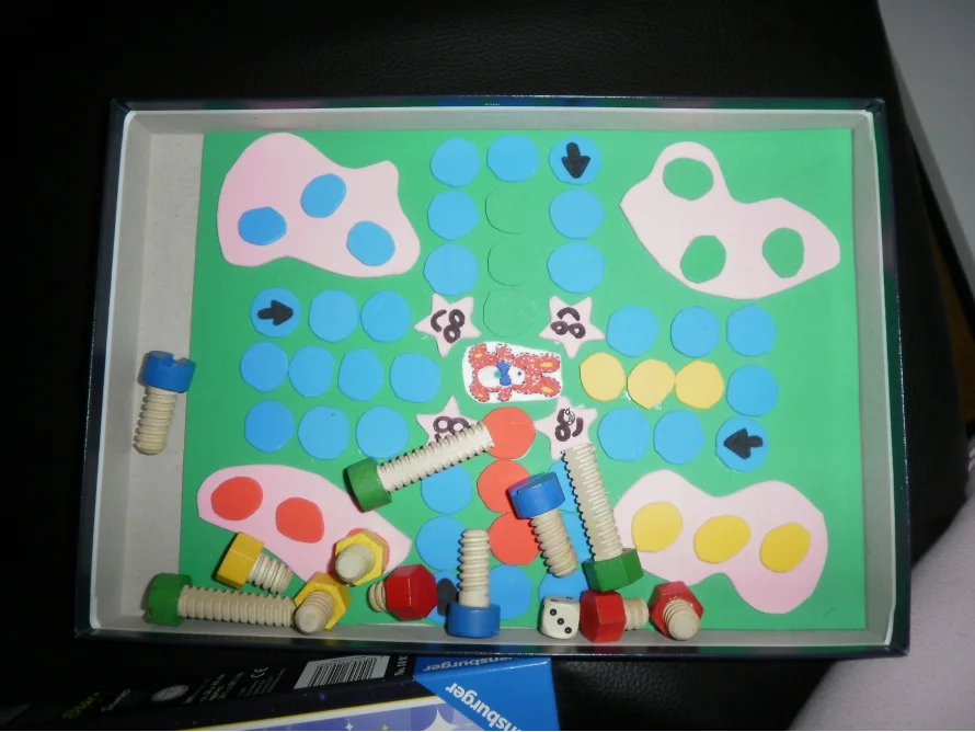 Brettspiel mit Schrauben als Spielfiguren