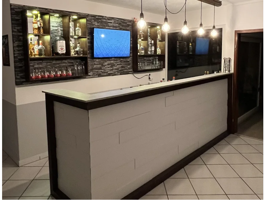 Hausbar mit Flaschen und Gläsern