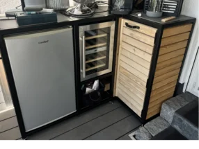 Außenküche mit Kühlschrank und Weinkühler