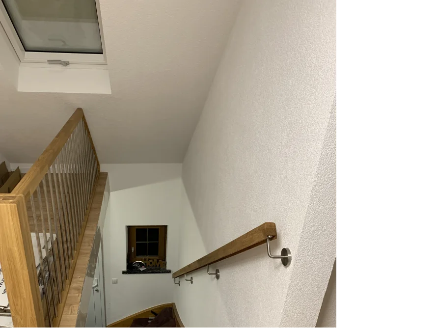 Holztreppe mit Geländer