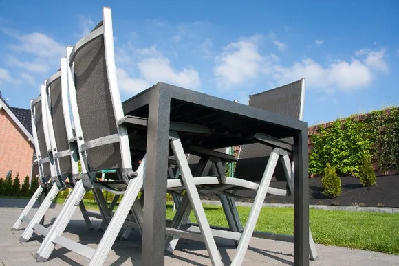 Gartenmöbel auf einer Terrasse