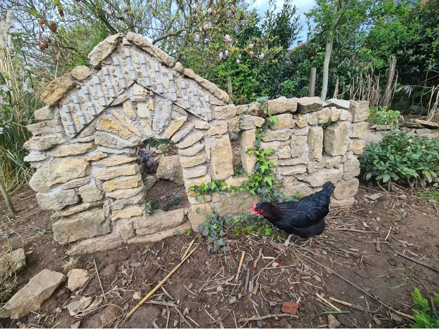 Steinernes Hühnerhaus mit Huhn