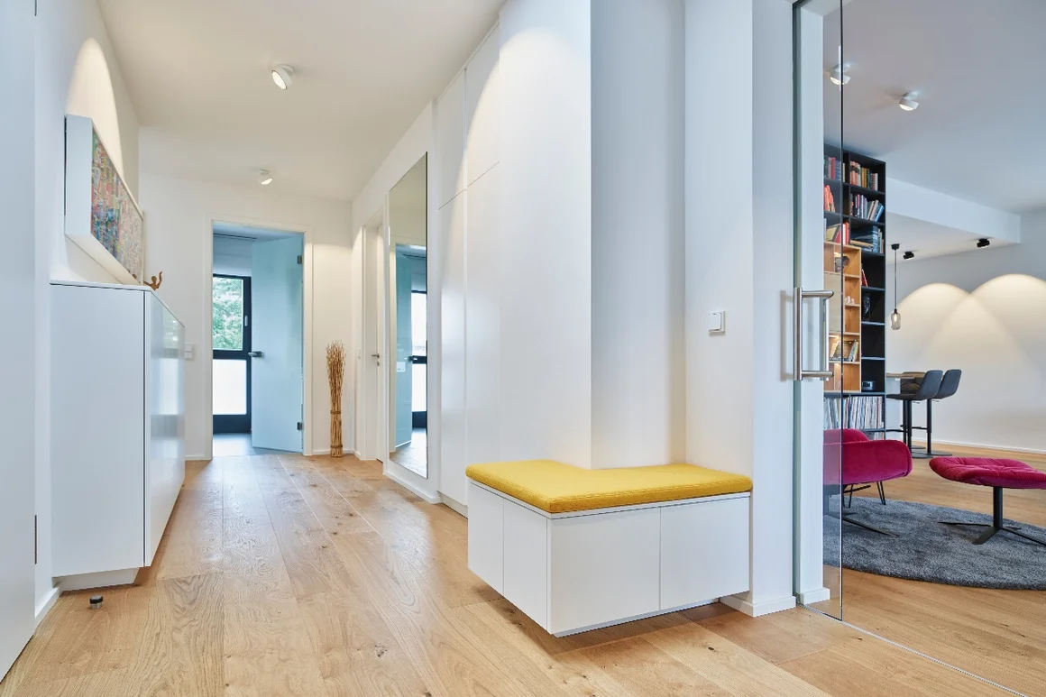 Heller Flur mit Sitzbank und Garderobe
