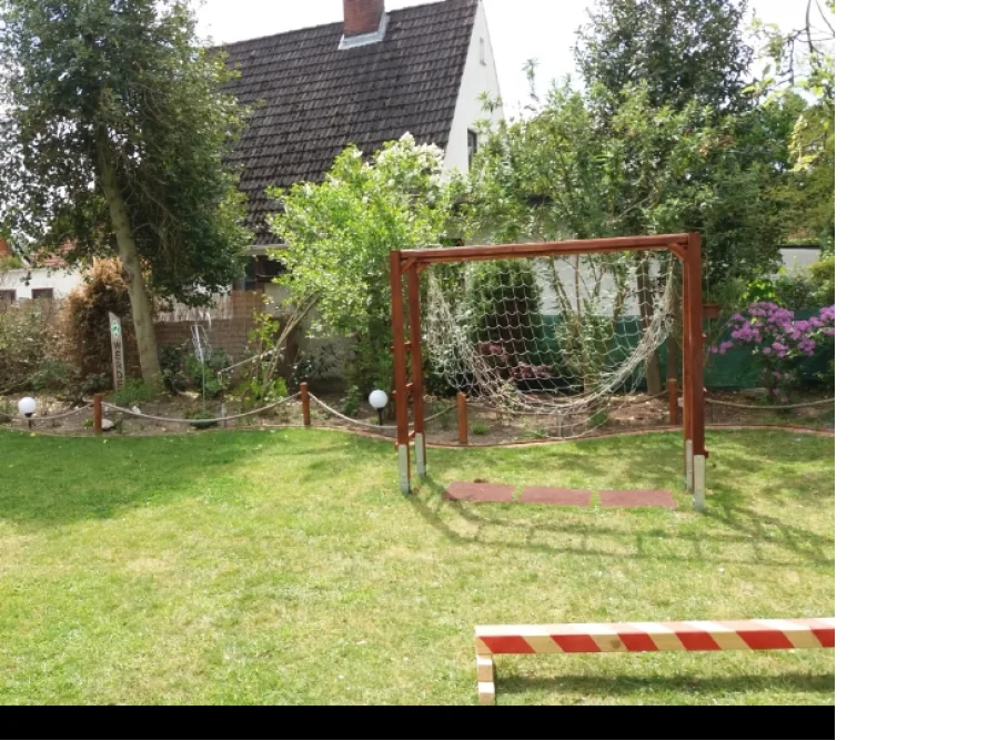 Kleines Fußballtor im Garten
