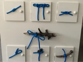 Verschiedene Knoten in blauer Schnur