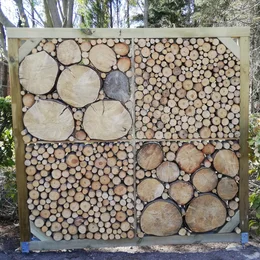 Wand aus Holzscheiben