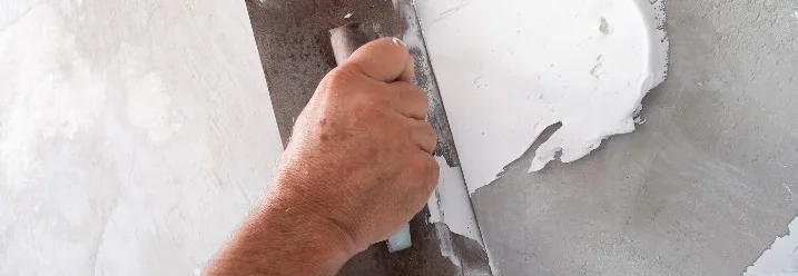 Hand verputzt Wand mit Kelle