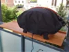 Abgedeckter Grill auf einem Holzbrett