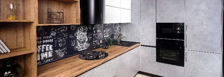 Moderne Küche mit Holzelementen