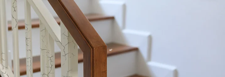 Holztreppe mit weißem Geländer