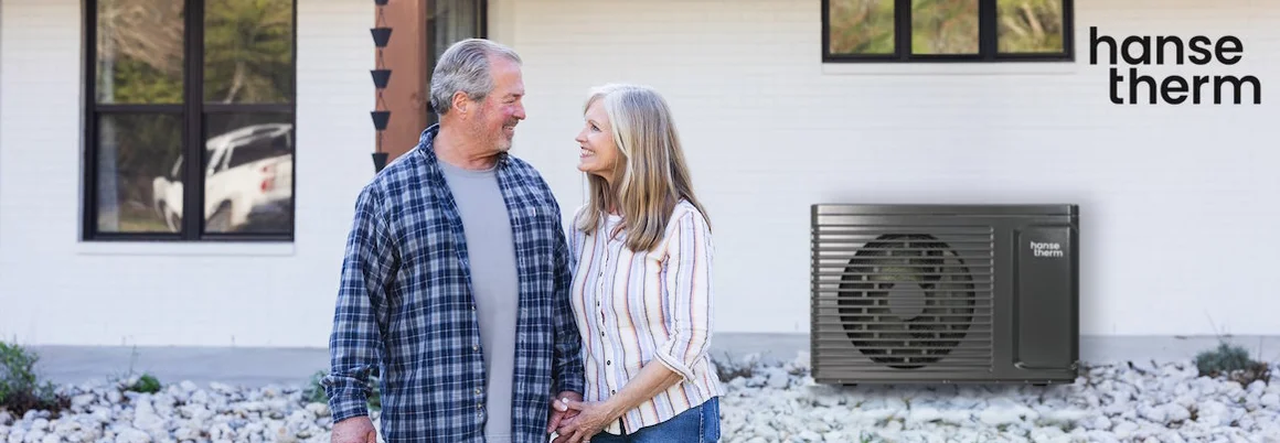 Zwei Personen vor einem Haus mit Wärmepumpe. hansetherm Logo