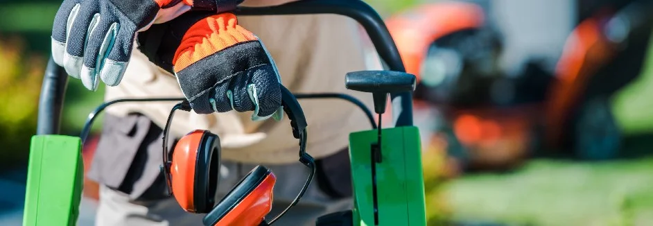 Person hält Gehörschutz in der Hand
