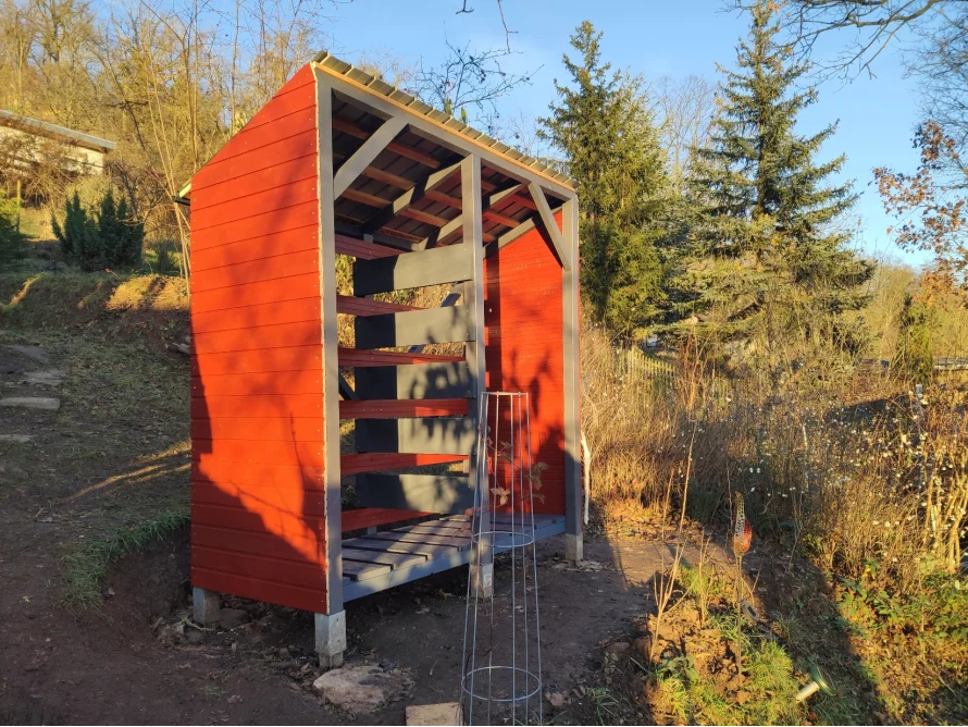 Rotes Gartenhaus im Bau