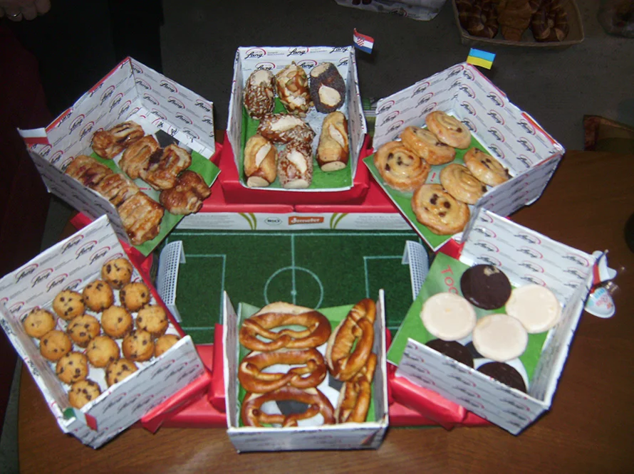 Gebäck in Form eines Fußballstadions