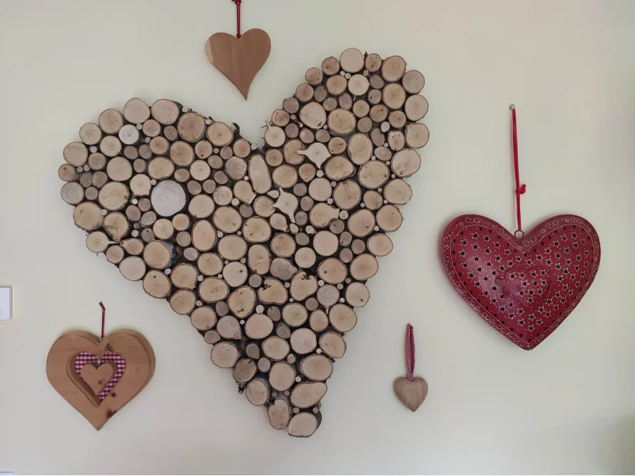 Holzherz Dekoration an der Wand