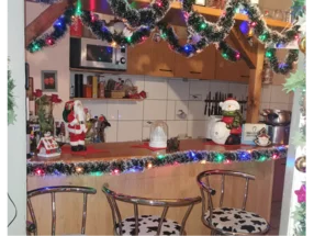 Weihnachtlich dekorierte Küche