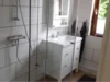 Modern gefliestes Badezimmer mit Dusche
