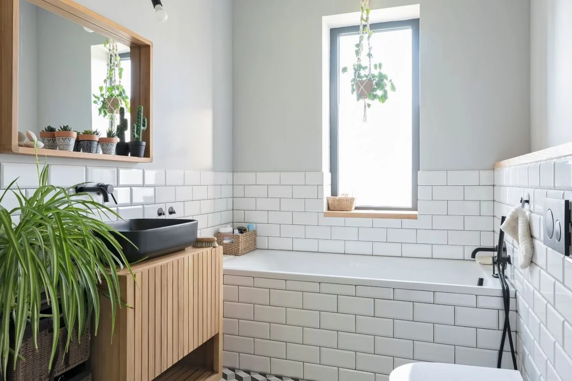 Modernes Badezimmer mit weißen Fliesen