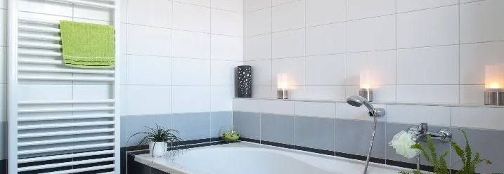 Badewanne mit Handtuchheizkörper