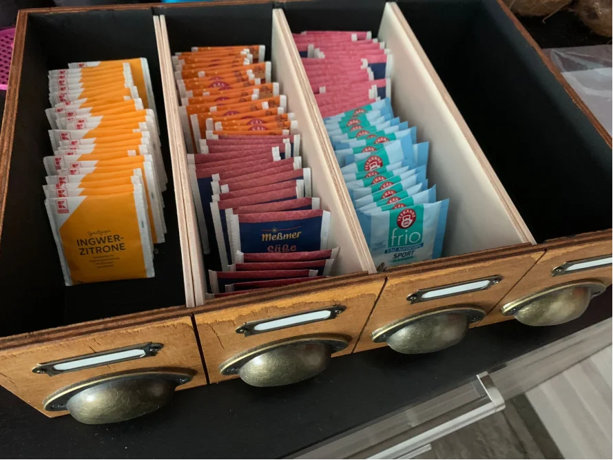 Teebeutel in einer Holzkiste