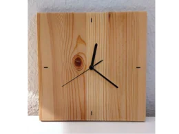 Holzwanduhr mit schwarzen Zeigern