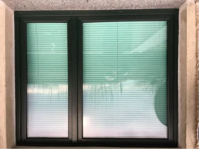 Fenster mit heruntergelassenen Jalousien