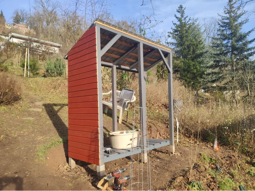 Holzkonstruktion eines Geräteunterstands