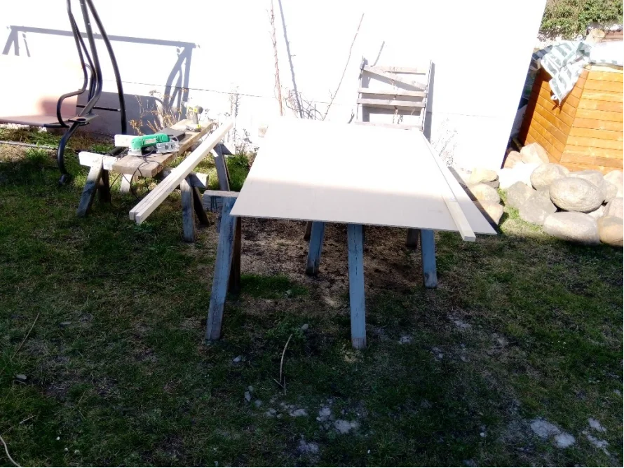 Holzplatte und Stichsäge auf Böcken