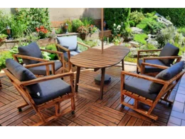 Gartenmöbel-Set aus Holz mit Tisch und Stühlen