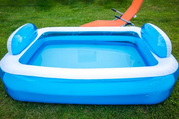 Blauer aufblasbarer Gartenpool
