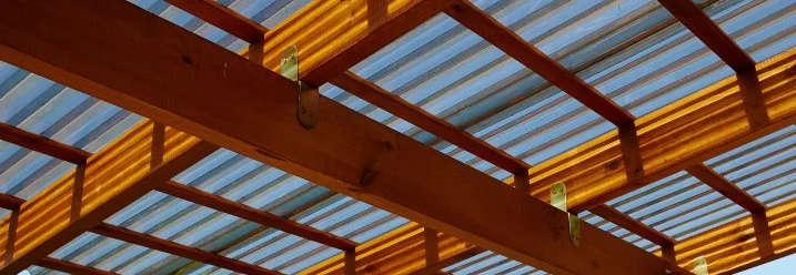 Holzkonstruktion eines Terrassendachs