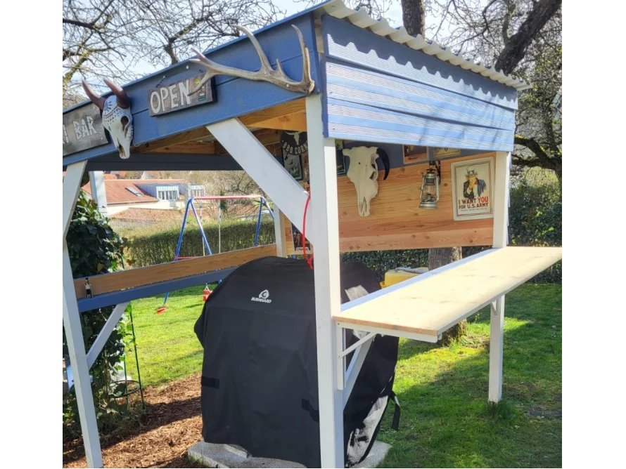 Gartenbar mit Grill im Garten