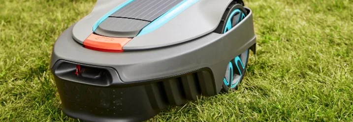 Mähroboter auf grünem Rasen