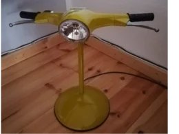 Gelbe Lampe im Design eines Motorrollers