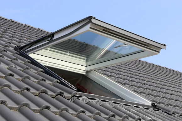 Offenes Dachfenster in einem Dach