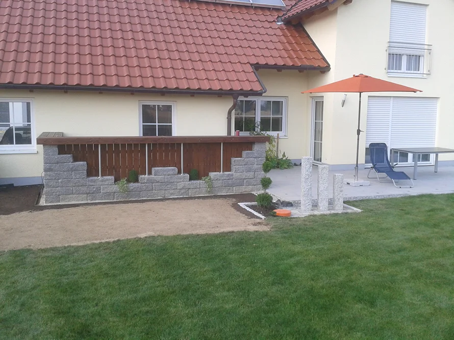 Garten mit Rasen und Terrasse