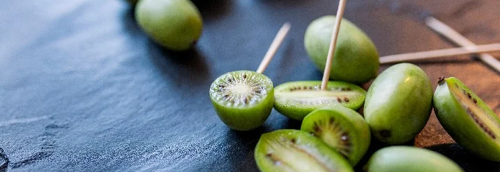 Kiwibeeren, teils halbiert, auf Zahnstochern