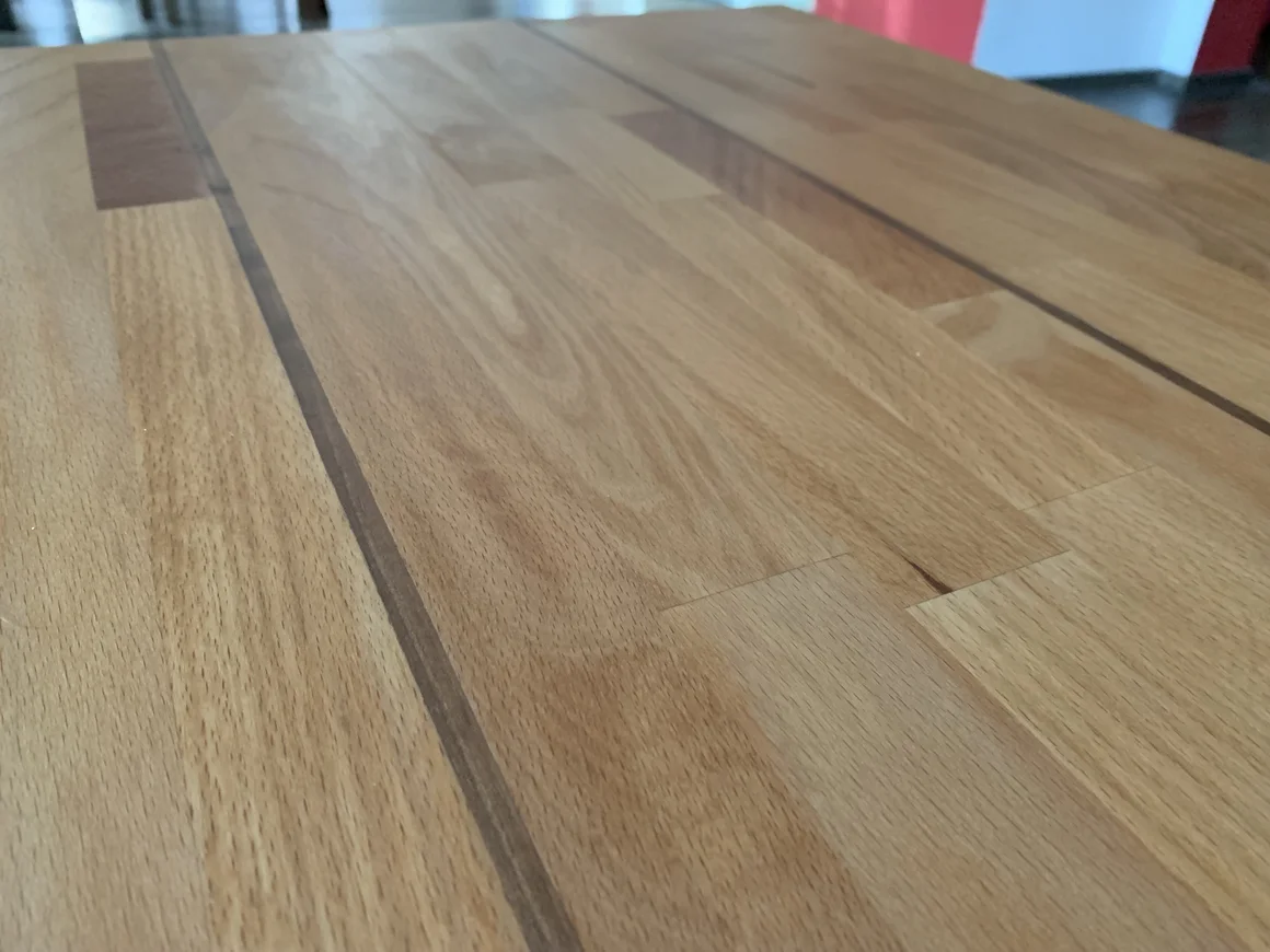 Detailansicht einer Tischplatte aus hellem Leimholz.
