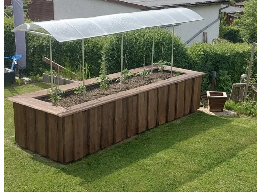 Hochbeet mit Wetterschutz im Garten