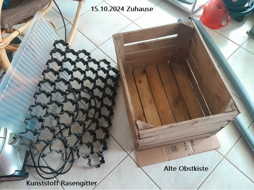 Eine Holzkiste und ein Kunststoffgitter auf dem Boden