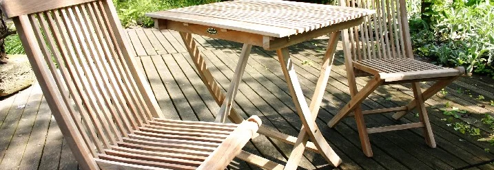 Tisch und zwei Stühle auf Terrasse